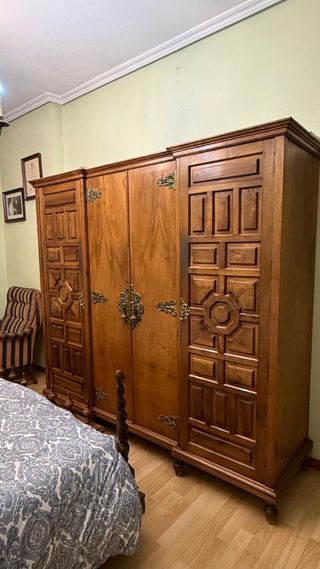 Armario de madera artesanal