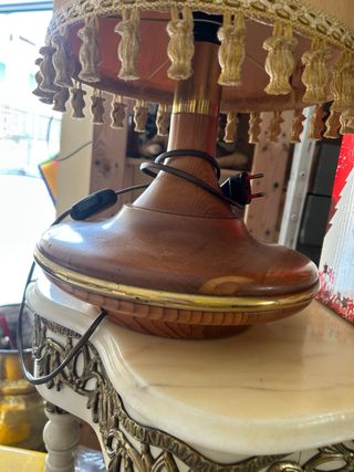 Lampada da tavolo in legno e tessuto