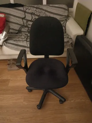 Silla de escritorio u oficina negra regulable