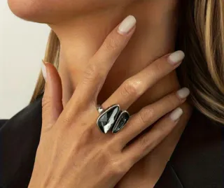 Anillos plateado con piedra gris