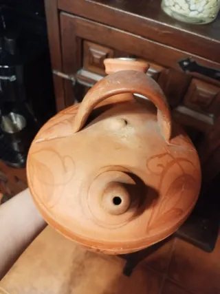 Botijo de barro con asas y decorado