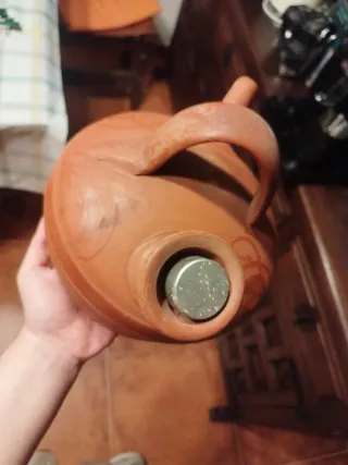 Botijo de barro con asas y decorado