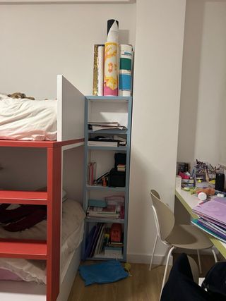 Estantería azul y blanca