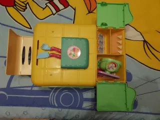 Es un carrito con ruedas q se abre y es como un pu