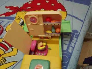 Es un carrito con ruedas q se abre y es como un pu