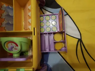 Es un carrito con ruedas q se abre y es como un pu