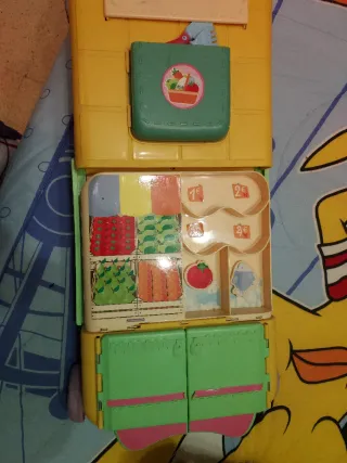 Es un carrito con ruedas q se abre y es como un pu