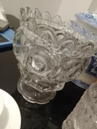 Sopera antigua azul y cristal