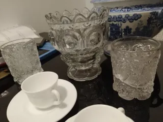 Sopera antigua azul y cristal