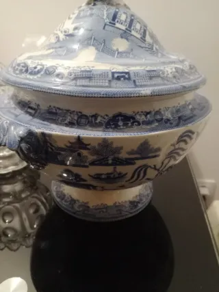 Sopera antigua azul y cristal