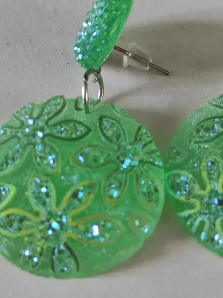 Orecchini pendenti verdi glitterati.