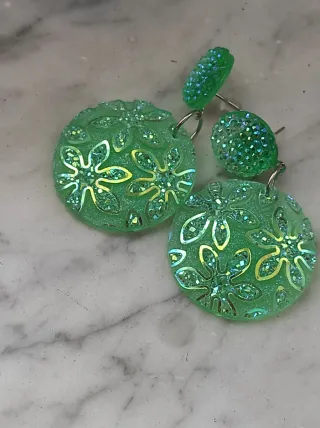 Orecchini pendenti verdi glitterati.