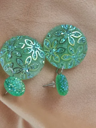 Orecchini pendenti verdi glitterati.