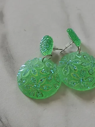 Orecchini pendenti verdi glitterati.