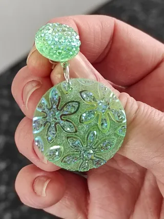 Orecchini pendenti verdi glitterati.