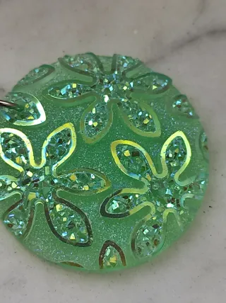 Orecchini pendenti verdi glitterati.