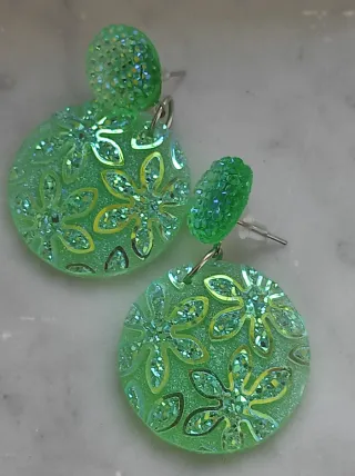 Orecchini pendenti verdi glitterati.