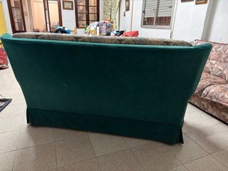 Sofá de tela verde y estampado floral