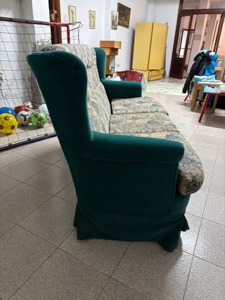 Sofá de tela verde y estampado floral