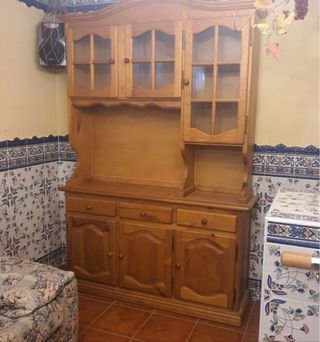 Mueble de madera de pino con vitrina