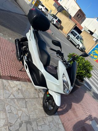 Honda PCX 2016 Maxi Scooter Blanca