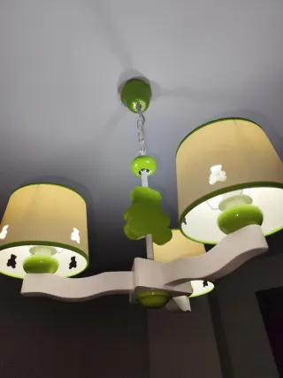 2 Camas con mesilla y lámpara.