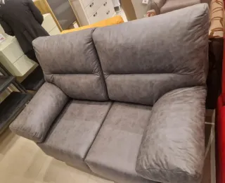 Sofá 2 plazas gris. Estado nuevo.
