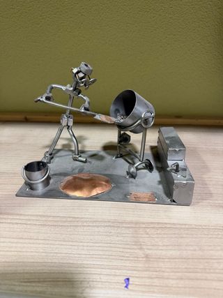 Figura albañil de tornillos y hierro