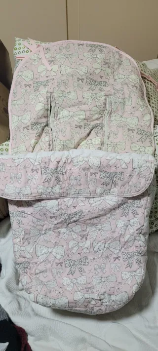 Saco para silla de bebé con estampado de lazos