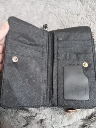 Cartera negra con detalles dorados