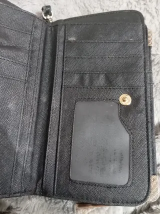 Cartera negra con detalles dorados
