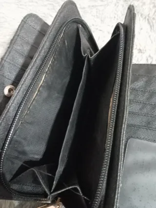 Cartera negra con detalles dorados