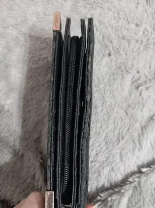 Cartera negra con detalles dorados