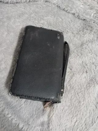 Cartera negra con detalles dorados