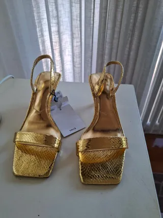 Sandalias doradas sin estrenar, con etiqueta, 36
