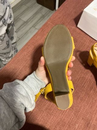 Sandalias Belles Mostaza Talla 36