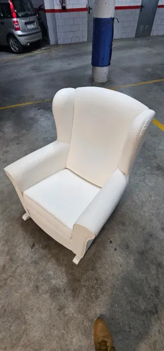 Mecedora blanca para bebé de la marca Micuna