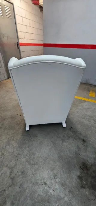 Mecedora blanca para bebé de la marca Micuna