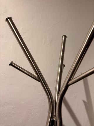 Perchero de pie metálico plateado