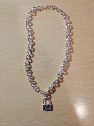 Collare con catena a maglie e piccolo lucchetto