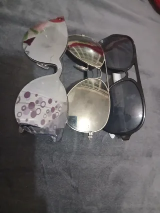 Gafas de sol plateadas y negras