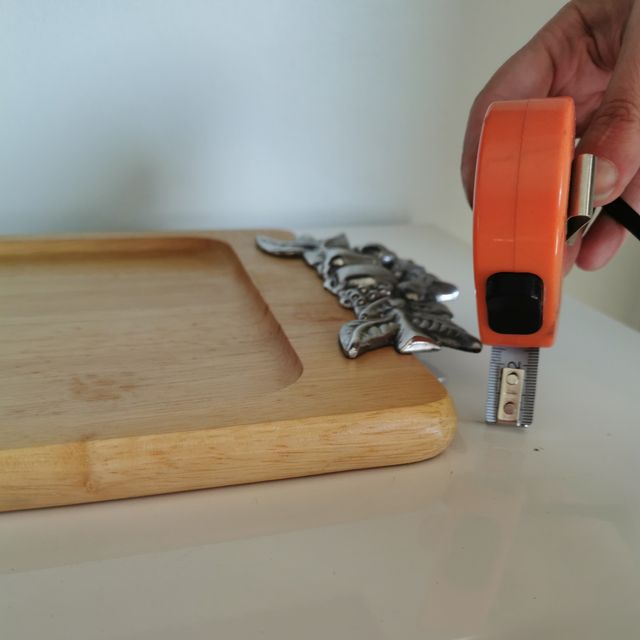 Bandeja madera y estaño decorada