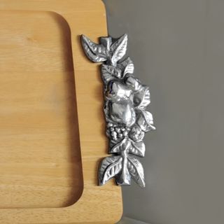 Bandeja madera y estaño decorada