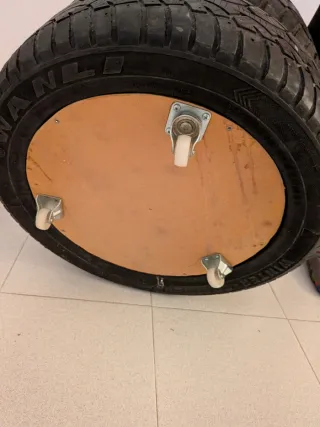 Mesa auxiliar de neumáticos con tapa