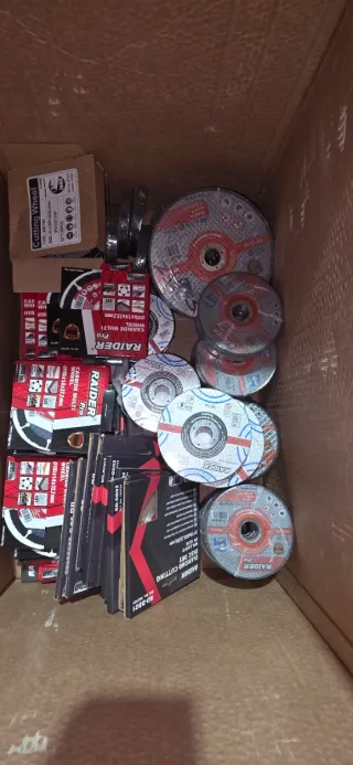 Lote 25.000 Herramientas Manuales y Accesorios