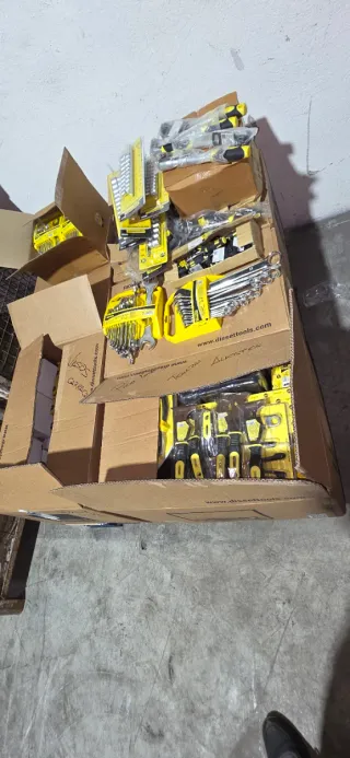 Lote 25.000 Herramientas Manuales y Accesorios