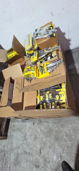 Lote 25.000 Herramientas Manuales y Accesorios