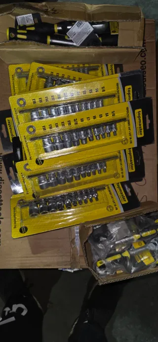 Lote 25.000 Herramientas Manuales y Accesorios