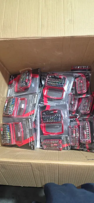 Lote 25.000 Herramientas Manuales y Accesorios