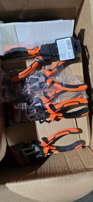 Lote 25.000 Herramientas Manuales y Accesorios